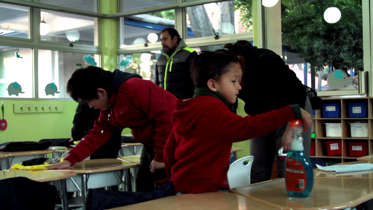 Alumnos de primaria realizando aseo de su salón